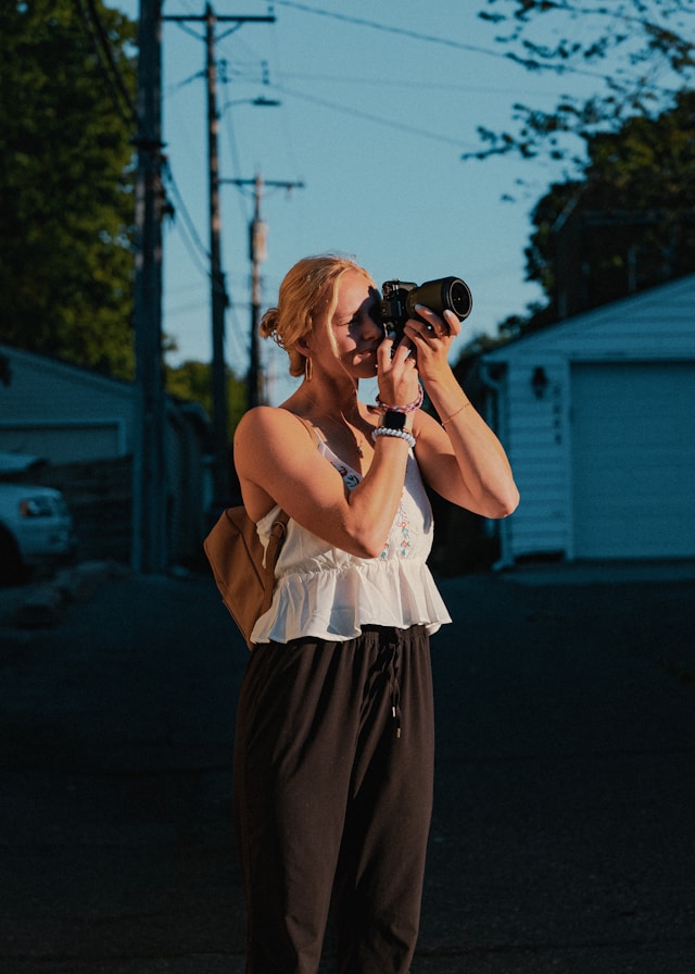 women with camera travel photograpy